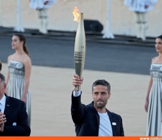 Grecia entrega la llama olímpica e inicia su travesía hasta Francia
