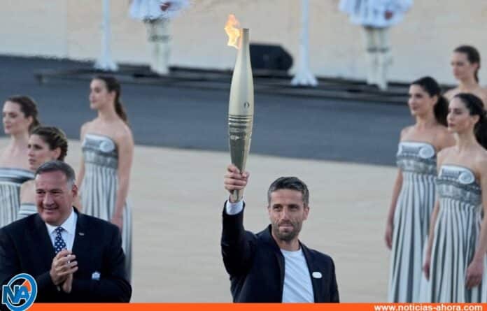 Grecia entrega la llama olímpica e inicia su travesía hasta Francia