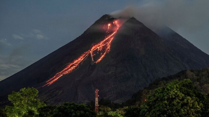 Monte Merapi entra erupción
