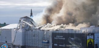 Voraz incendio arrasa la antigua Bolsa de Valores de Copenhague, Dinamarca