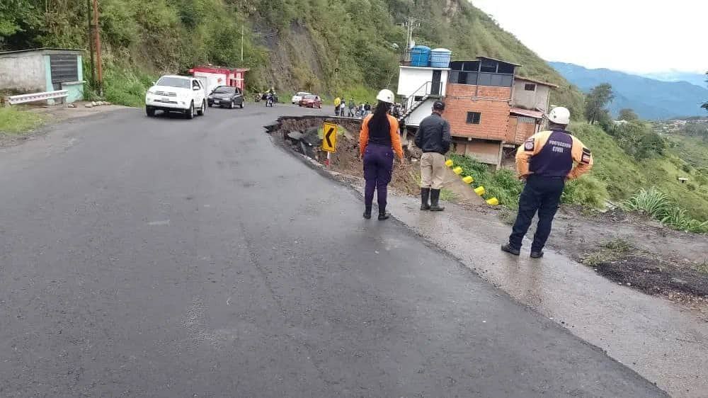 Colapsó tramo en la vía que comunica San Cristóbal con Colombia 