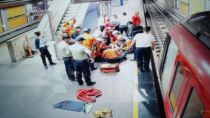Mujer se lanzó Metro de Caracas Mujer se lanzó Metro de Caracas