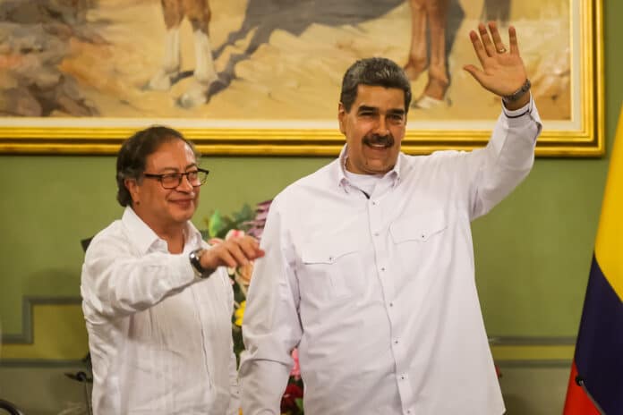 Petro entregará a Nicolás Maduro plebiscito