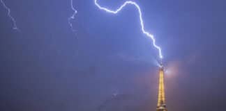 Rayo cae sobre Torre Eiffel