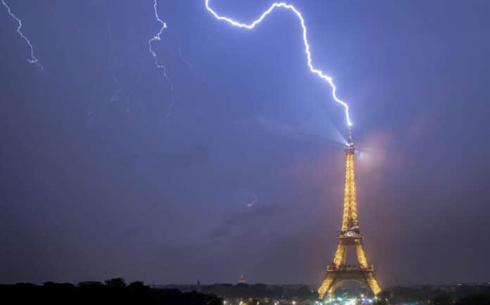 Rayo cae sobre Torre Eiffel