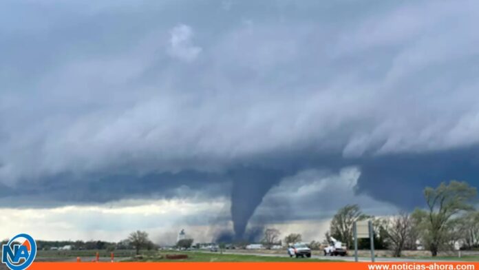 Poderoso tornado arrasa un almacén con 70 trabajadores dentro