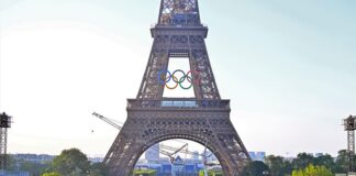 Torre Eiffel cincos aros olímpicos