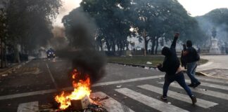 Vehículo incendiado protestas Argentina