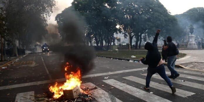 Vehículo incendiado protestas Argentina