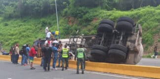 Gandola gas volcó sobre vehículo ARC