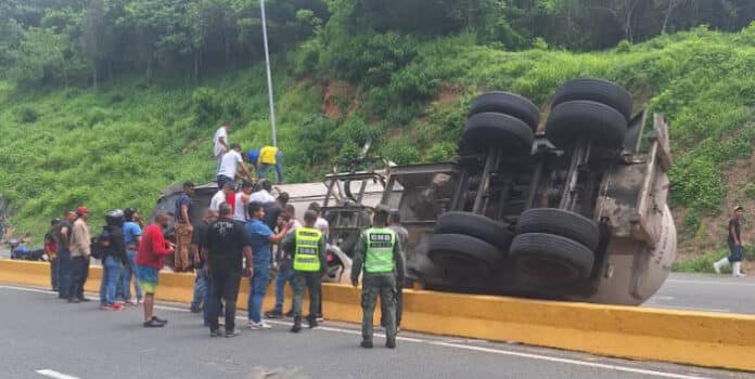 Gandola gas volcó sobre vehículo ARC