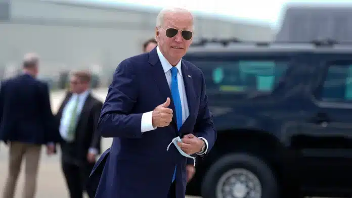 Joe Biden aparece público
