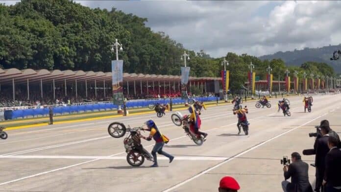 Motopiruetas desfile cívico militar