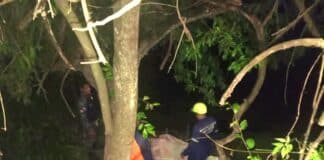 hombre sin vida orilla río Ricaurte