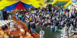 kits mesas-sillas escuelas de Caracas