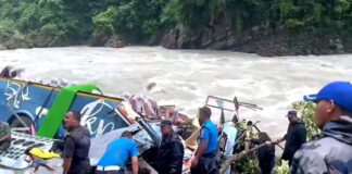 turistas indios a un río en Nepal