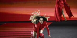 Belinda se cae en el París Fashion Week 1