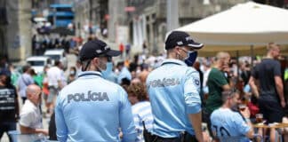Un niño ataca a seis compañeros