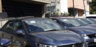 entrega de vehículos a escuelas y liceos