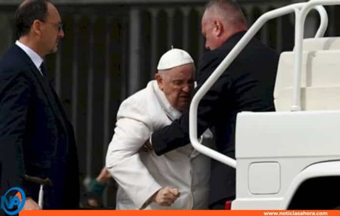 Papa Francisco fue ingresado a un hospital