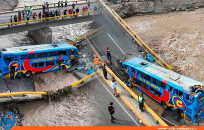 Puente colapsa y autobús cae al río en Perú