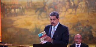 Maduro entregó propuesta de reforma constitucional