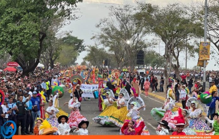 Valencia desfile lleno de color, música y alegría