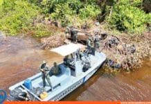 FANB destruye dos balsas mineras
