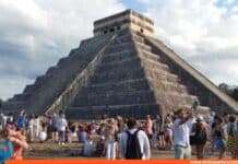 Turista alemán sube a Chichén Itzá México