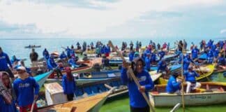 pescadores extraen desechos lago de maracaibo