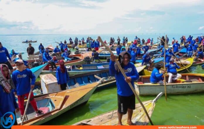 pescadores extraen desechos lago de maracaibo