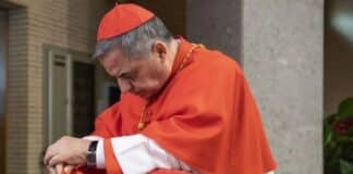 Cardenal Angelo Becciu declina en cónclave