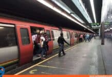 Adulto mayor cae a l la estación Chacao del metro de Caracas