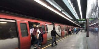 Adulto mayor cae a l la estación Chacao del metro de Caracas