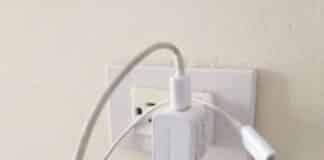 cargadores de celular enchufados