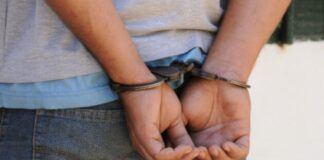 Detenidos padrastro y madre por abuso sexual