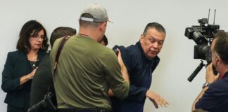 Senador Alex Padilla esposado
