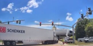 Trabajador estatal sobrevive accidente vial EE.UU.
