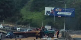 Vuelco de camión en bajada de Tazón