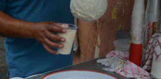 Vendedor de chicha Padrino de Promoción liceístas en Falcón