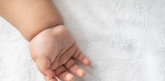 Padre golpeó a bebé hasta la muerte