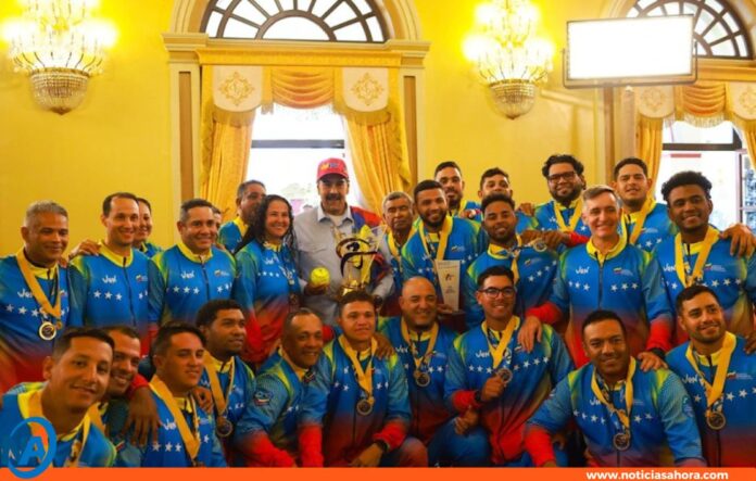 Maduro condecora selección de Sóftbol 2025