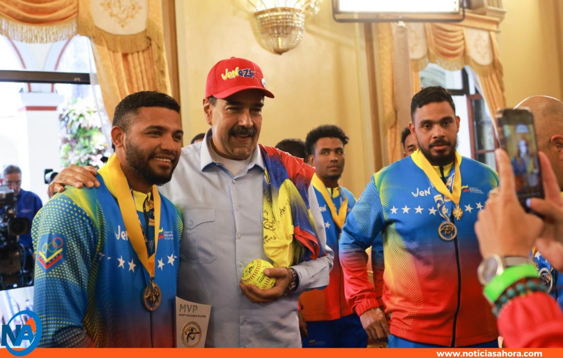 Maduro condecora selección de Sóftbol 2025.