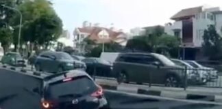 Singapur: Automóvil se hunde en calle