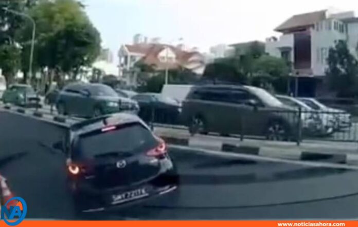 Singapur: Automóvil se hunde en calle Singapur: Automóvil se hunde en calle