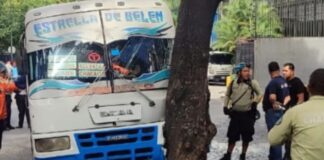 Nueve heridos choque autobús contra árbol Caracas