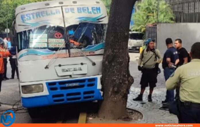 Nueve heridos choque autobús contra árbol Caracas