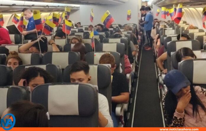 Regresan más 300 venezolanos al País de México