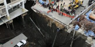 Gigantesco socavón se traga calle en Bangkok