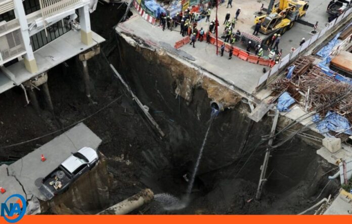 Gigantesco socavón se traga calle en Bangkok